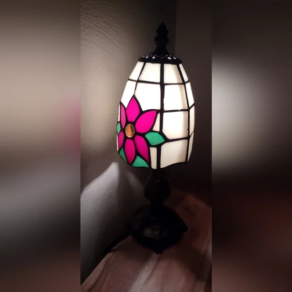 Stained glass poinsettia mini lamp💡 - Picture 3 of 9